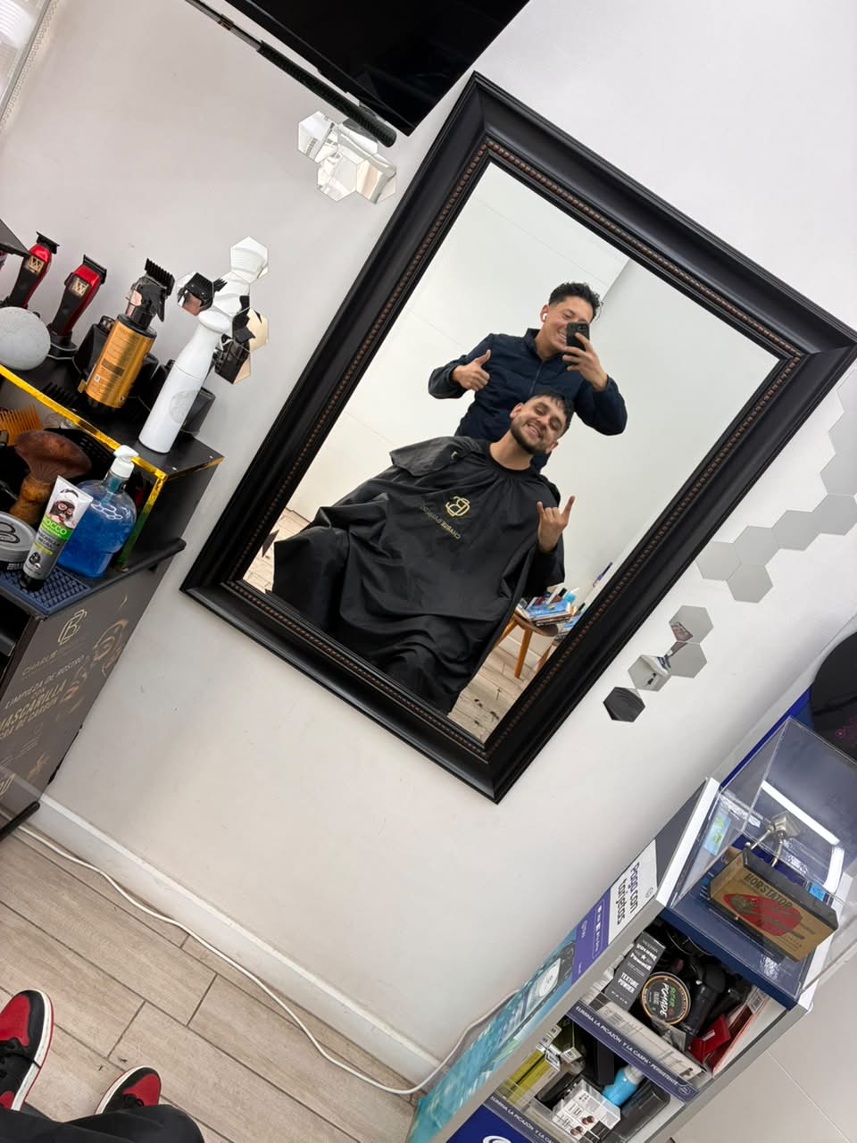 Momento de Charlie junto a un cliente en la barbería, fotografía 6